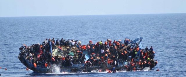 DW: Στο έλεος των διακινητών η Μεσόγειος – Αυξάνονται οι ροές προσφύγων