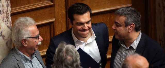 FAZ: Ίσως, τελικά, να δούμε τον Τσίπρα να φοράει γραβάτα