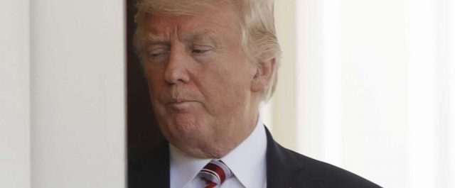 Washington Post: Σενάρια εκδίωξης του Τραμπ από τον Λ. Οίκο