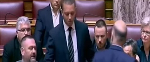 Έμμεση διαφοροποίηση Δένδια στα περί “επικοινωνιακού δώρου” για την επίθεση Κασιδιάρη