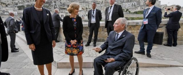 “Παιχνίδια” παρασκηνίου: Διαψεύδουν τη Bild για την “τορπίλη” Σόϊμπλε στα μέτρα για το χρέος