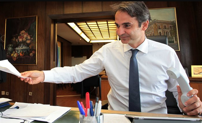 Από το “εκλογές τώρα” στο “#fygete”: Τι συμβουλεύουν επικοινωνιολόγοι και δημοσιογράφοι τον Μητσοτάκη