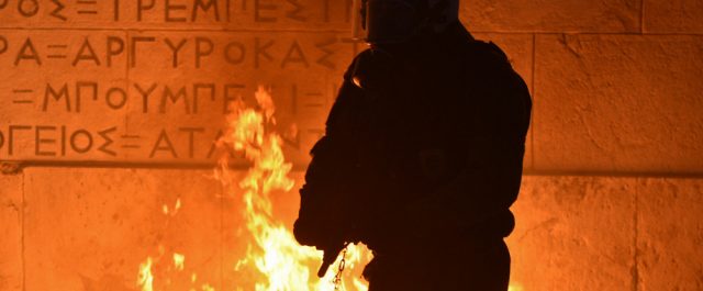 Εικόνες ντροπής: Κουκουλοφόροι έριξαν μολότοφ στο φυλάκιο του Άγνωστου Στρατιώτη