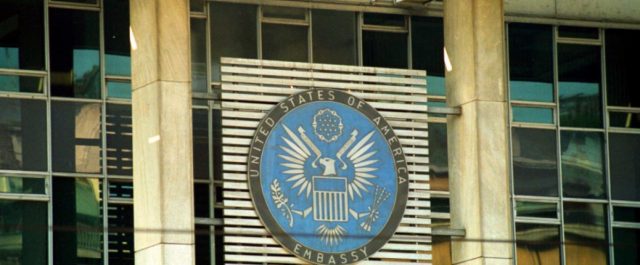 Το απίστευτο πολιτικό παρασκήνιο μετά τη συνέντευξη του Αμερικανού πρέσβη στο Βήμα
