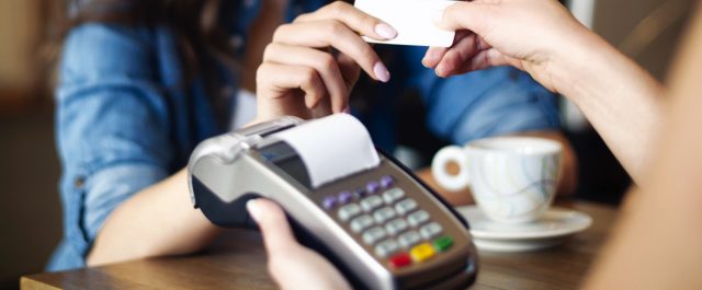 ΥΠΟΙΚ: Οι προθεσμίες για την τοποθέτηση POS ισχύουν κανονικά