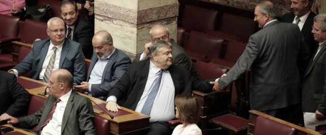 Ο Καραμανλής τσίμπησε στο μάγουλο τον Βενιζέλο[εικόνες]