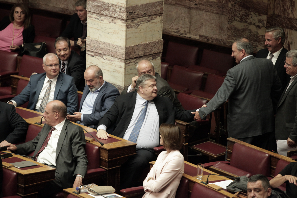 Ο Καραμανλής τσίμπησε στο μάγουλο τον Βενιζέλο[εικόνες]