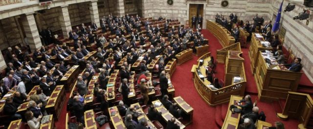 “Ουφ” για τη νίκη Μακρόν και από τα ελληνικά κόμματα…