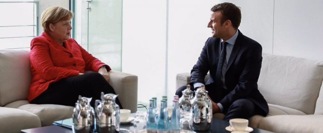 Spiegel: Η Μέρκελ φοβάται ότι ο Μακρόν θα θέσει θέμα ευρωομολόγου
