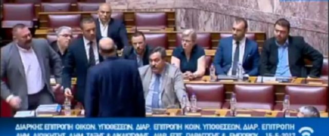 Τραμπουκισμοί Κασιδιάρη στη Βουλή: Έσπρωξε και έβρισε χυδαία τον Ν. Δένδια