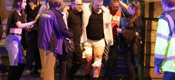 Μαρτυρίες -σοκ από το Μάντσεστερ: “Έβλεπα διαμελισμένα πτώματα, ήταν σαν σε πολεμική ταινία”…