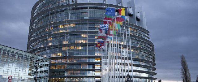 Politico: Τι ετοιμάζει το Ευρωκοινοβούλιο, “Οίκο Πολιτών” ή “κοκτέιλ κλαμπ”;