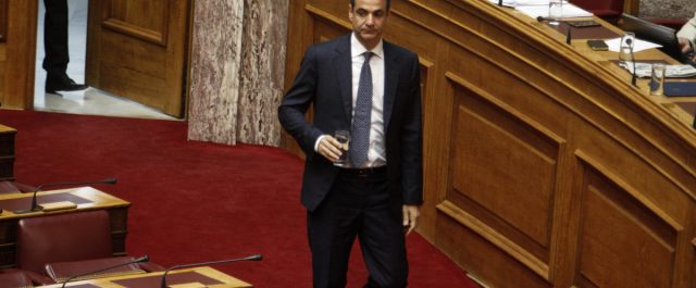 Ελιγμός Μητσοτάκη με γαλάζια αντίμετρα για να αποφύγει εσωτερικές διαφωνίες