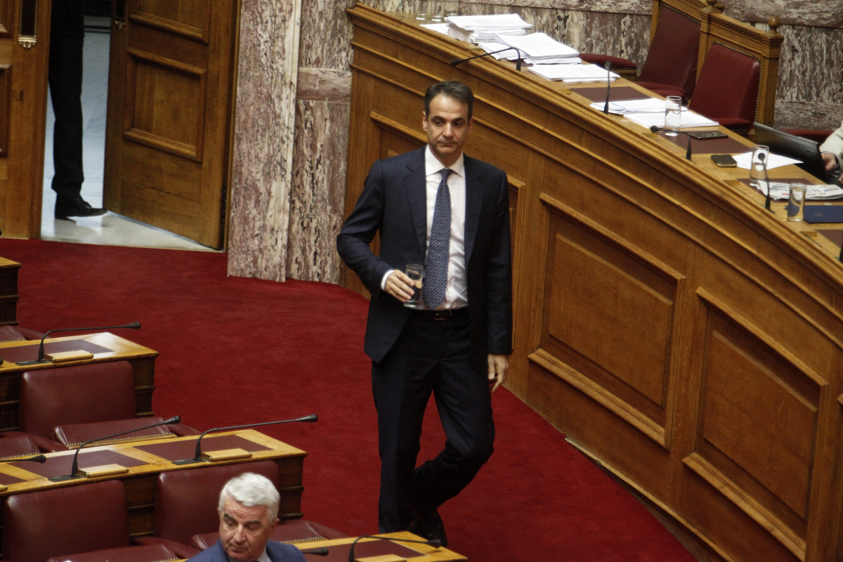 Ελιγμός Μητσοτάκη με γαλάζια αντίμετρα για να αποφύγει εσωτερικές διαφωνίες