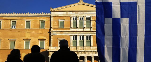 Bloomberg: Ή η λιτότητα θα συντρίψει την οικονομία ή νέο μνημόνιο;
