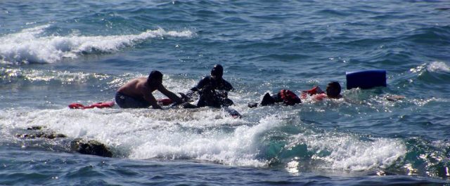 Θρίλερ με 1700 πρόσφυγες στη Μεσόγειο – Πάνω από 20 νεκροί μεταξύ τους και παιδιά