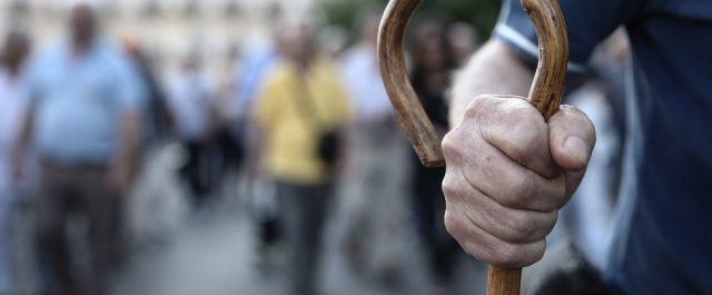 Απαίτηση των δανειστών να κοπεί το ΕΚΑΣ και μάλιστα αναδρομικά