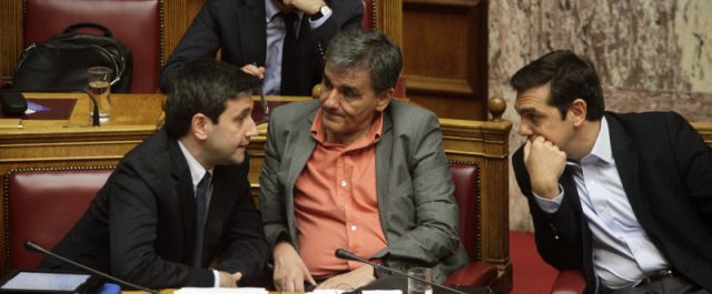 Παρουσία του Αλέξη Τσίπρα η συζήτηση στην ολομέλεια[εικόνες]