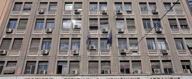 Διαδηλωτές πέταξαν ελιές στο Υπ. Εργασίας: «Στείλτε για ελιές τον Χατζηδάκη, το 8ωρο ανήκει στον εργάτη»