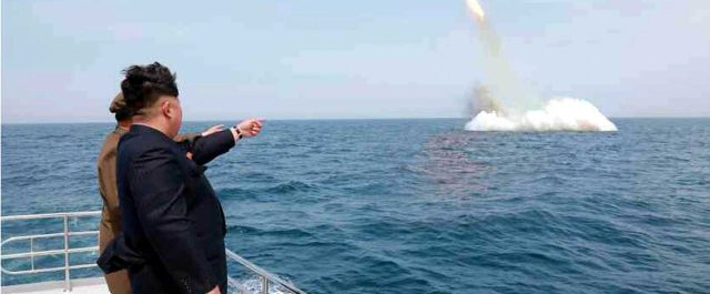Η Κιμ Γιονγκ Ουν προειδοποίησε με πύραυλο Scud μέσα στην ΑΟΖ της Ιαπωνίας