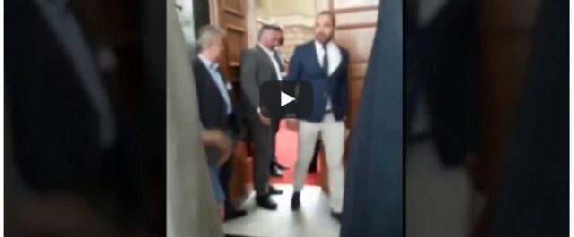 Ο Κασιδιάρης βγαίνει από τη Βουλή βρίζοντας μετά την επίθεση στον Δένδια