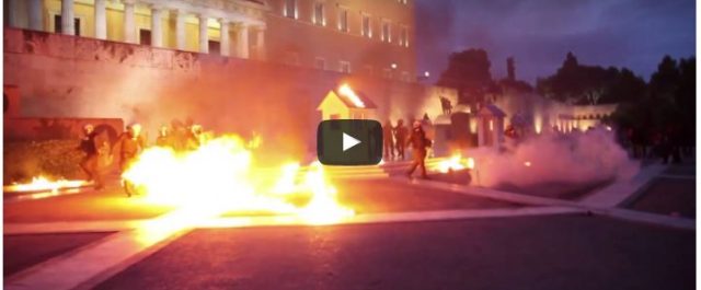 Νέο βίντεο: Καρέ καρέ η επίθεση των κουκουλοφόρων στο φυλάκιο του Άγνωστου Στρατιώτη