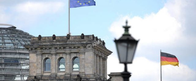 Λαρς Φελντ: Μόνο τυπική και όχι ουσιαστική λύση για το χρέος στις 15 Ιουνίου