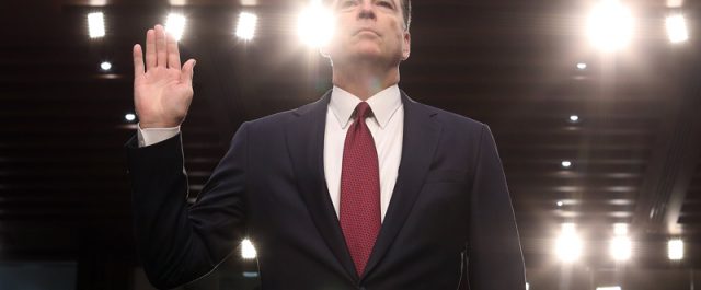 Τα μαζεύει ο Κόμεϊ ενώπιον της Επιτροπής για τον Τράμπ