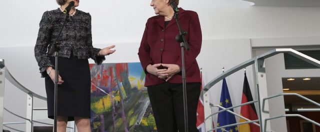 Μέϊ σε Μέρκελ: Ξεκινούν σε δύο εβδομάδες οι διαπραγματεύσεις για το Brexit