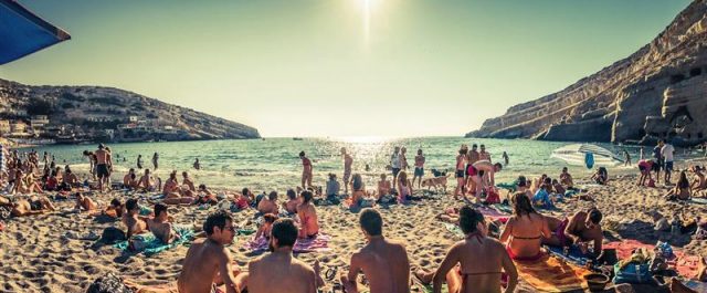 Σαν…”χίπις” στα Μάταλα του 2017