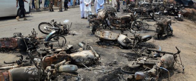 Φρικιαστικές εικόνες από την τραγωδία στο Πακιστάν – Κάηκαν ζωντανοί για λίγο πετρέλαιο