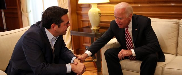 Μπάιντεν προς Τσίπρα: Οφείλετε να τα καταφέρετε, έχετε κάνει ηρωικά βήματα