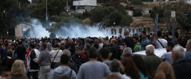 Έκρυθμη η κατάσταση στο Μενίδι – Επεισόδια μεταξύ διαδηλωτών και αστυνομίας