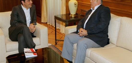 Οι δηλώσεις Κουτσούμπα μετά τη συνάντηση με τον πρωθυπουργό – Τι βιβλίο χάρισε στον Αλ. Τσίπρα