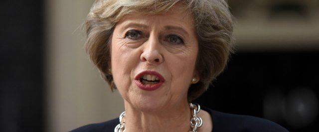 Νέα μισόλογα Μέι για τους πολίτες της ΕΕ στη Βρετανία – Αντίδραση Μπαρνιέ