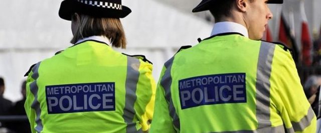 Άνδρας οπλισμένος με μαχαίρι κρατάει ομήρους στο Νιούκαστλ