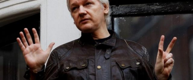 Guardian: “Η Βρετανία ενδιαφέρεται να βρει λύση για Ασάνζ”