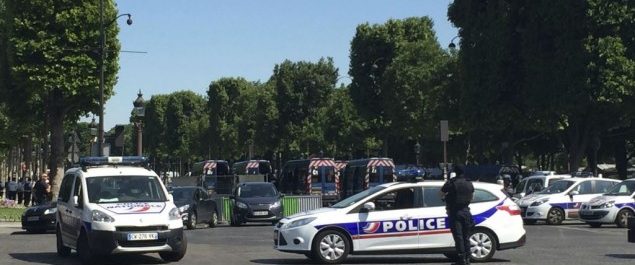 Συναγερμός στο Παρίσι: Όχημα “οπλοστάσιο” έπεσε σε αστυνομικό βαν και εξερράγη στα Ηλύσια πεδία