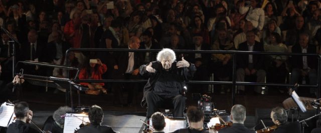 Το συγκλονιστικό βίντεο του Γιάννη Στάνκογλου την ώρα που διευθύνει ο Μίκης