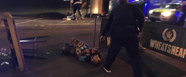 ΒΙΝΤΕΟ ΣΟΚ: Η στιγμή που αστυνομικοί πυροβολούν τους μακελάρηδες του Λονδίνου
