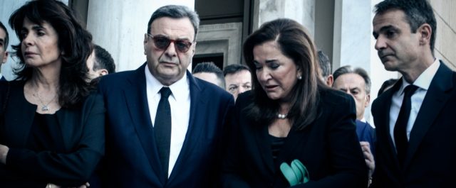 Λύγισε η Ντόρα Μπακογιάννη όταν αποχαιρέτησε τον πατέρα της