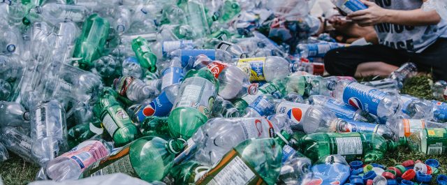 Guardian: “Μισό τρισ. πλαστικά μπουκάλια το 2021 στον πλανήτη”!