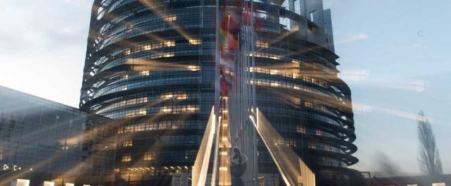 Η έκθεση της Κομισιόν για χρέος και πλεονάσματα