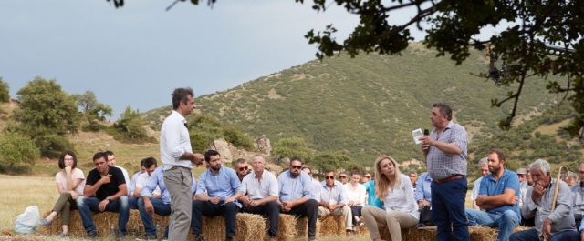 Πρώτο θέμα στο Twitter oι… βουκολικές φωτογραφίες του Μητσοτάκη με το σανό [εικόνες]