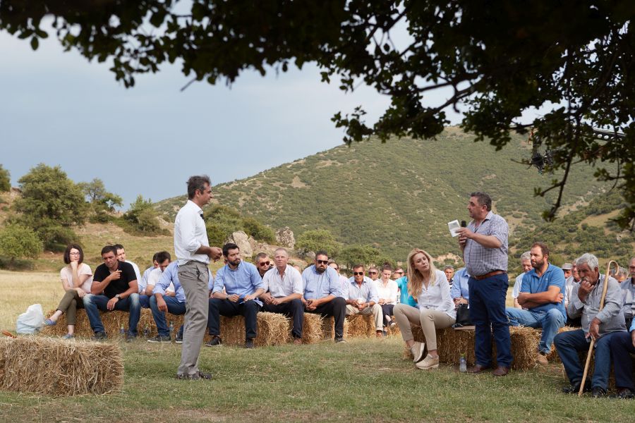 Πρώτο θέμα στο Twitter oι… βουκολικές φωτογραφίες του Μητσοτάκη με το σανό [εικόνες]