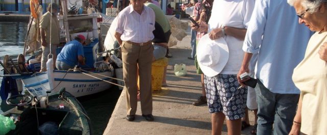 Ο εμίρης του Κατάρ “παζαρεύει” ψάρια με τους αλιείς της Κεφαλονιάς [εικόνες]