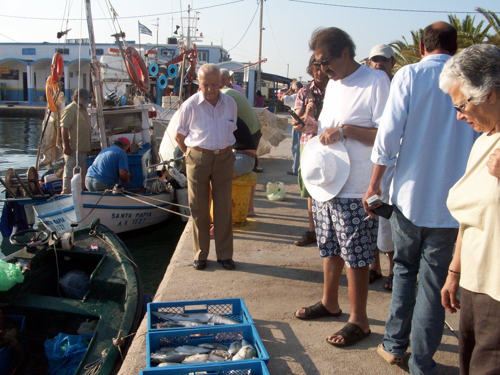 Ο εμίρης του Κατάρ “παζαρεύει” ψάρια με τους αλιείς της Κεφαλονιάς [εικόνες]