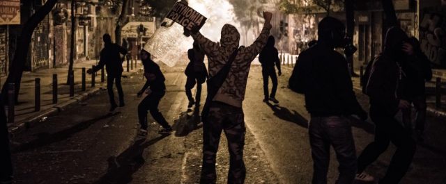 Νέο “πάρτι” κουκουλοφόρων στα Εξάρχεια!