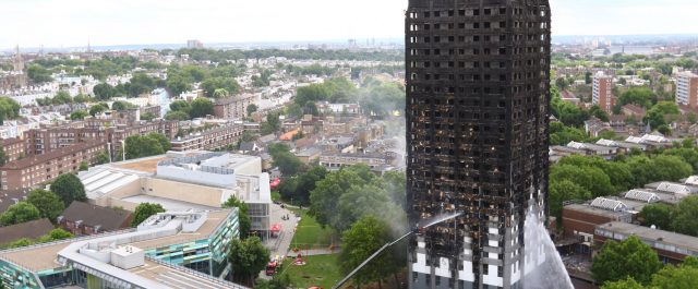 Λονδίνο: Η SUN δημοσιεύει κατάλογο με 65 αγνοούμενους στον πύργο της κολάσεως – 17 επισήμως οι νεκροί