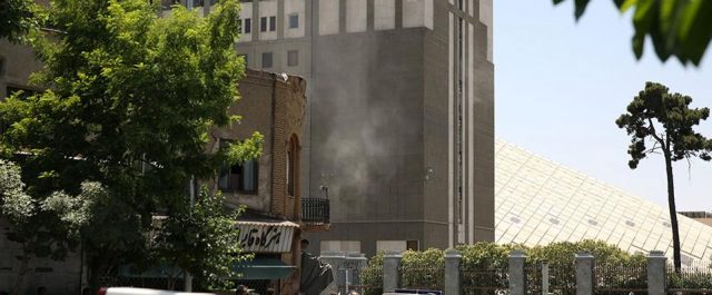 Le Monde: Γιατί οι τζιχαντιστές έβαλαν ως στόχο το Ιράν